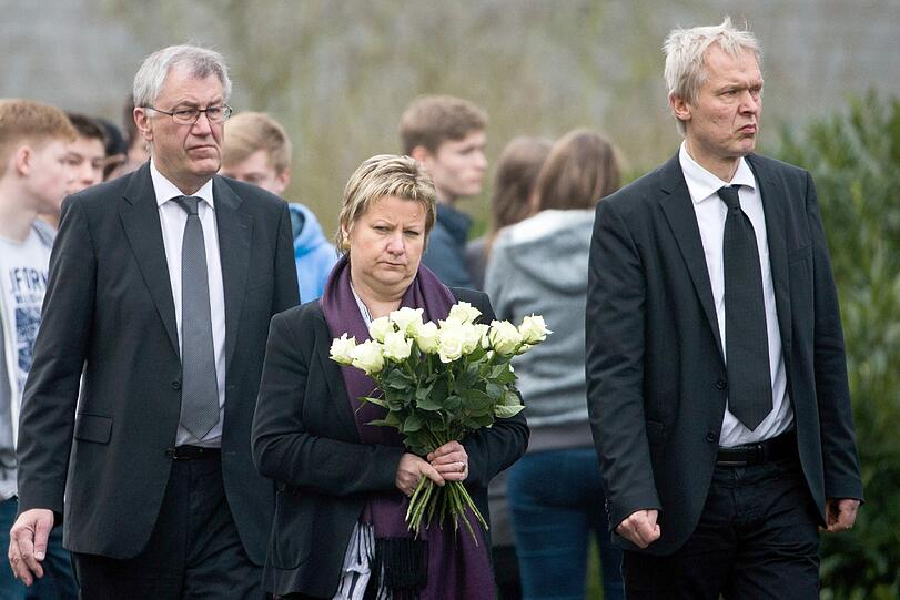 Regierungspräsident Reinhard Klenke (l-r), die nordrhein-westfälische Schulministerin Sylvia Löhrmann (und Schulleiter Ulrich Wessel kommenzum Joseph-König-Gymnasium in Haltern am See (Nordrhein-Westfalen).