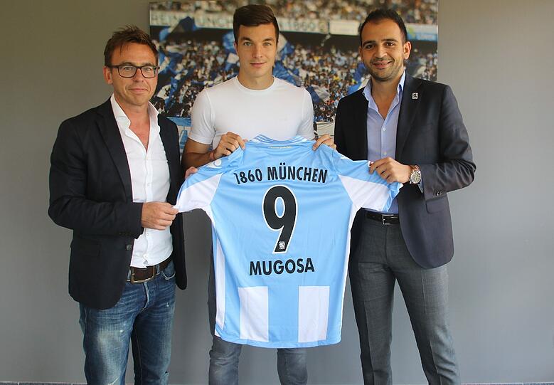 Der Neue mit der Nummer neun: Stefan Mugosa mit den 1860-Geschäftsführern Markus Rejek (l.) und Noor Basha (r.).