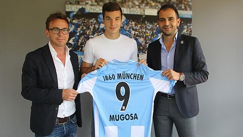Der Neue mit der Nummer neun: Stefan Mugosa mit den 1860-Geschäftsführern Markus Rejek (l.) und Noor Basha (r.).