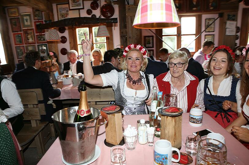 Claudia Effenberg mit Mutter Carola Köhler und Nichte Jil auf der "Cosmopolitan-Wiesn" im Käferzelt