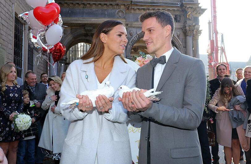 Rote Rosenblüten und weiße Tauben: Die Bilder von der Wontorra-Hochzeit in Köln.