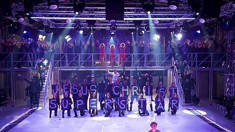 Armin Kahl (Jesus von Nazareth), das Ensemble und der Chor des Staatstheaters am Gärtnerplatz.