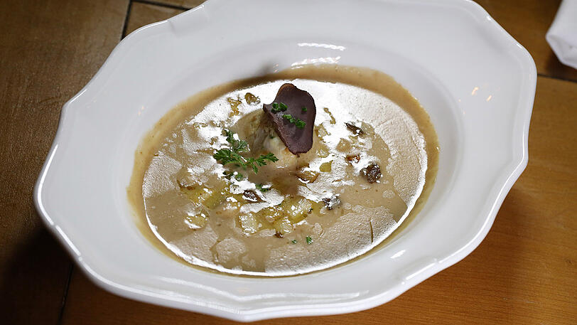 Der 1. Gang: Maronen-Rahm-Suppe.