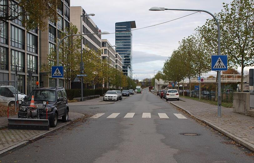 Der Parkstreifen beim Zebrastreifen über die Walter-Gropius-Straße soll um einen Stellplatz reduziert werden.