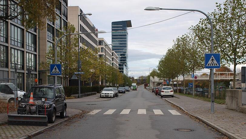 Der Parkstreifen beim Zebrastreifen über die Walter-Gropius-Straße soll um einen Stellplatz reduziert werden. Der Parkstreifen beim Zebrastreifen über die Walter-Gropius-Straße soll um einen Stellplatz reduziert werden.