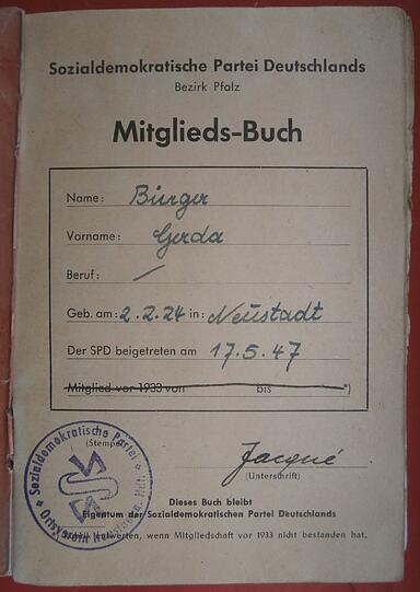 Das SPD-Mitgliedsbuch von Gerda Bürger.