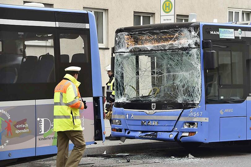 Auf der Plinganser Straße kollidieren zwei Linienbusse. Eine Stunde war sie komplett gesperrt.