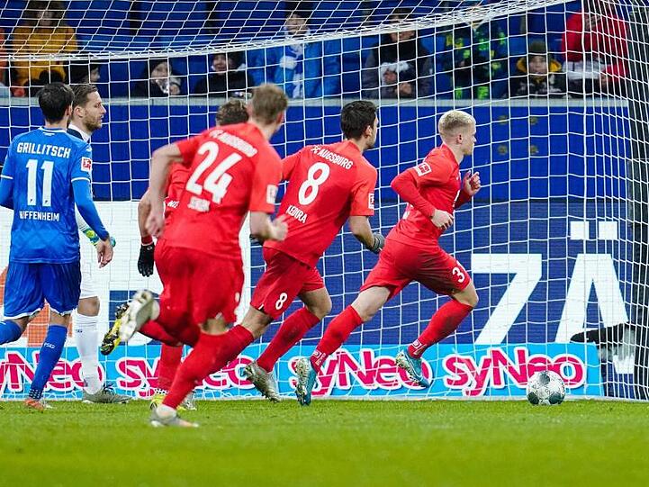Vorentscheidung: Augsburgs Doppeltorschütze Philipp Max (r) lässt sich nach seinem Elfmetertreffer zum 2:1 feiern.