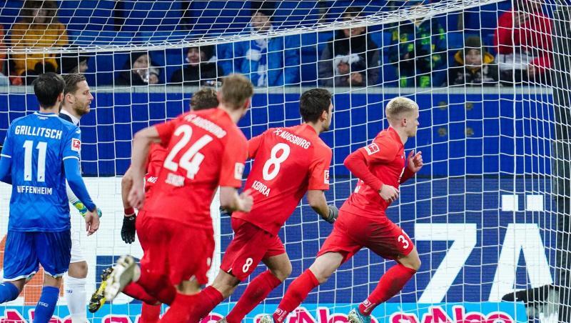 Vorentscheidung: Augsburgs Doppeltorschütze Philipp Max (r) lässt sich nach seinem Elfmetertreffer zum 2:1 feiern. Vorentscheidung: Augsburgs Doppeltorschütze Philipp Max (r) lässt sich nach seinem Elfmetertreffer zum 2:1 feiern.