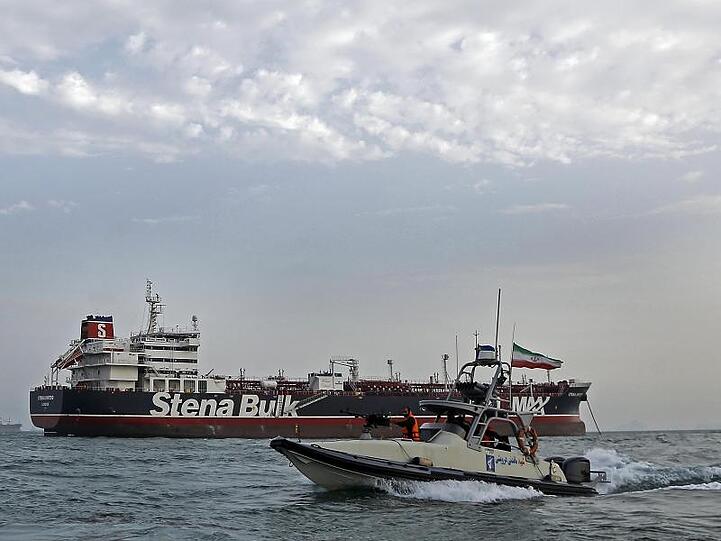Ein Schnellboot der iranischen Revolutionsgarde bewegt sich um die "Stena Impero". Iran hatte den unter britischer Flagge fahrenden Öltanker am Freitag festgesetzt.