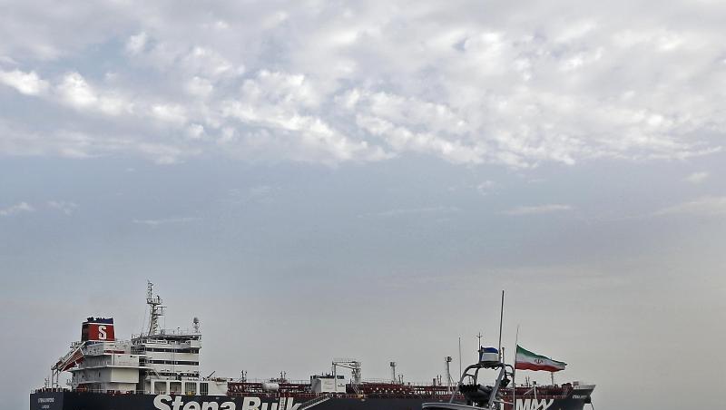 Ein Schnellboot der iranischen Revolutionsgarde bewegt sich um die "Stena Impero". Iran hatte den unter britischer Flagge fahrenden Öltanker am Freitag festgesetzt. Ein Schnellboot der iranischen Revolutionsgarde bewegt sich um die "Stena Impero". Iran hatte den unter britischer Flagge fahrenden Öltanker am Freitag festgesetzt.