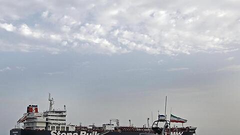 Ein Schnellboot der iranischen Revolutionsgarde bewegt sich um die "Stena Impero". Iran hatte den unter britischer Flagge fahrenden Öltanker am Freitag festgesetzt.