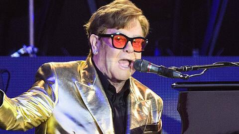 Im Goldjacket: Elton John verabschiedet sich von seinen englischen Fans.