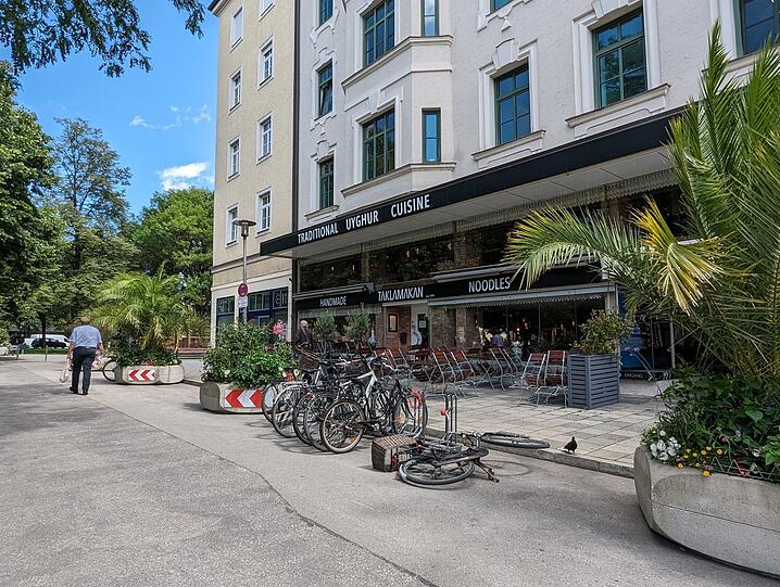 Radlständer gibt's auch. Wild geparkt wird trotzdem.