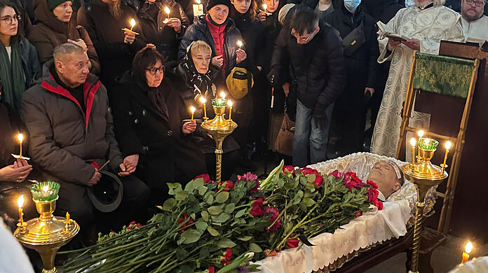 Anatoli Nawalny (l-r) und Ljudmila Nawalnaja, die Eltern des russischen Oppositionsführers Alexej Nawalny, nehmen am offenen Sarg Abschied von ihrem Sohn.
