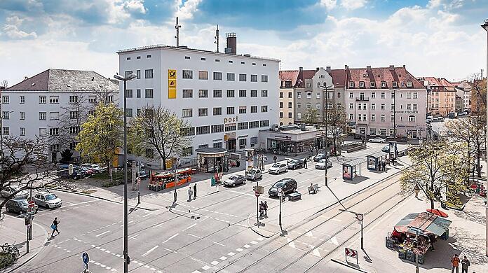 Zentral gelegen am Tegernseer Platz, gut zu erreichen mit Bus, U-Bahn oder zu Fuß: die Tela-Post.