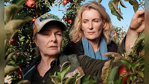 Dass selbst Äpfel für einen Mord sorgen können, zeigen Maria Furtwängler (r.) und Lina Wendel im "Tatort: Letzte Ernte".