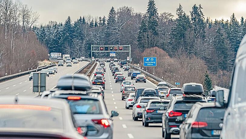 Autos auf der A8 bei Irschenberg: Nicht alle sind taufrisch.