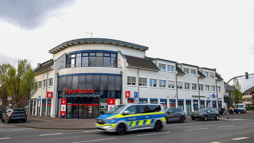Bewaffneter sorgt f&uuml;r Gro&szlig;einsatz an Sparkassenfiliale