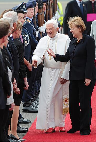 Papst Benedikt XVI. ist zu seinem ersten offiziellen Staatsbesuch in Deutschland eingetroffen.