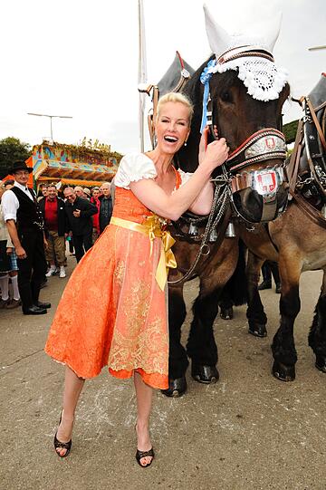 TV-Moderatorin und Model Anna Heesch im Alpenprinzessin-Dirndl