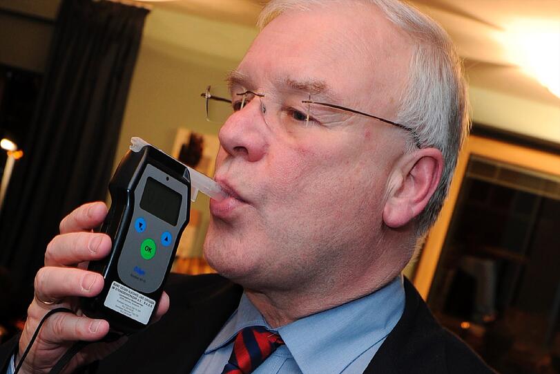Der jetzt ertappte Alkoholsünder Bernd Busemann unterzog sich vor zwei Jahren zu Demo-Zwecken einem Selbsttest &ndash; das Messgerät zeigte 0,67 Promille an.
