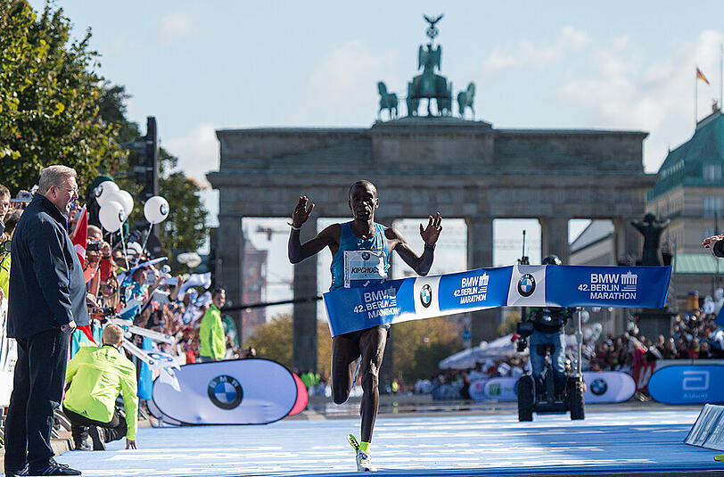 Mit kaputtem Schuh zum Erfolg: Eliud Kipchoge aus Kenia jubelt beim 42. Berlin-Marathon im Ziel.