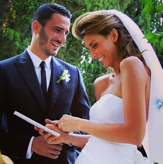 Italien: Leonardo Bonucci ist seit 2011 mit der schönen Martina Maccari verheiratet. Die beiden haben ein kleinen Sohn.