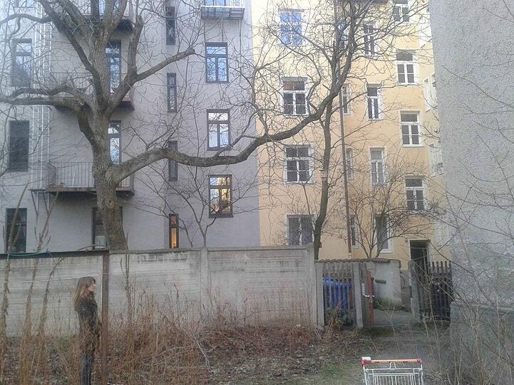 Die Nachbarn fürchten eine Verbauung durch Vorziehen der Rückwand von vier bis fünf Metern. Das Haus 51 hat dann nur noch eine Licht- und Luftzufuhr südlich. Die östliche Seite wird zugebaut.