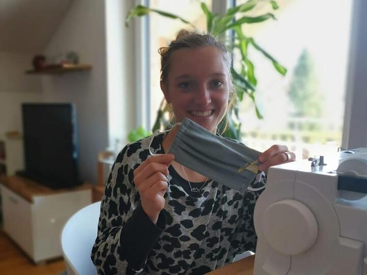 Setzt sich in der Corona-Krise an die Nähmaschine zum Mundschutznähen: Skispringerin Katharina Althaus.