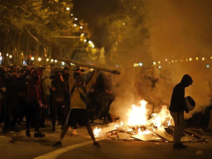 In Barcelona ist es erneut zu schweren Ausschreitungen von katalanischen Unabhängigkeitsbefürwortern gekommen.