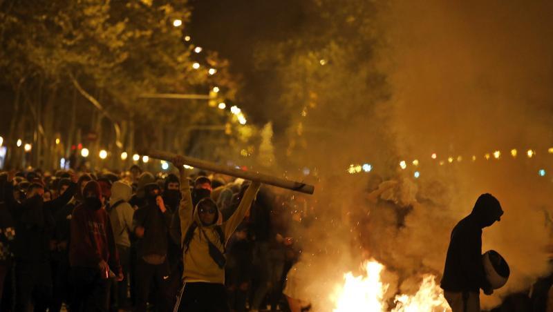 In Barcelona ist es erneut zu schweren Ausschreitungen von katalanischen Unabhängigkeitsbefürwortern gekommen. In Barcelona ist es erneut zu schweren Ausschreitungen von katalanischen Unabhängigkeitsbefürwortern gekommen.
