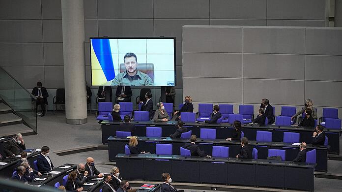 Aus dem Kriegsgebiet wird der ukrainische Präsident Wolodymyr Selenskyj per Video ins Parlament zugeschaltet.