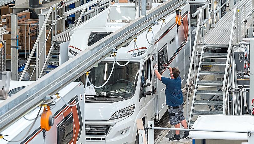 Ein Mann arbeitet an einem Wohnmobil im Werk der Knaus Tabbert AG, dem Hersteller mit Sitz im niederbayerischen Jandelsbrunn.