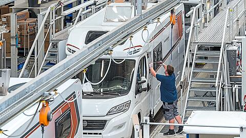 Ein Mann arbeitet an einem Wohnmobil im Werk der Knaus Tabbert AG, dem Hersteller mit Sitz im niederbayerischen Jandelsbrunn.