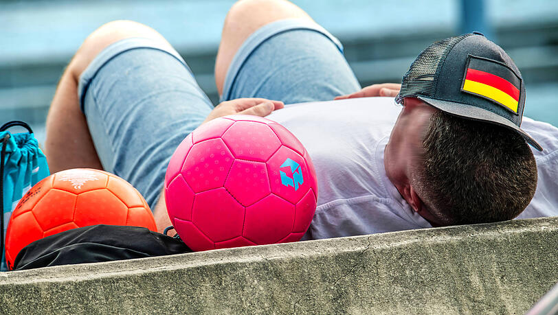 Einfach später kommen und ausschlafen, weil man in der Nacht vorher so lange Fußball geschaut hat. Das ist keine gute Idee. Einfach später kommen und ausschlafen, weil man in der Nacht vorher so lange Fußball geschaut hat. Das ist keine gute Idee.
