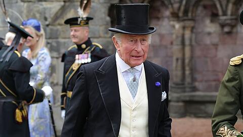 K&ouml;nig Charles bei einer Gartenparty in Schottland.
