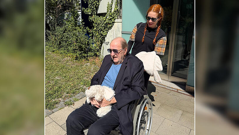 Ralph Siegel (80) wird von Ehefrau Laura (43) aus der Klinik abgeholt. Die ESC-Legende sitzt im Rollstuhl und hält in den Händen Stofftier Hazy, welches an den verstorbenen Hund erinnert. Ralph Siegel (80) wird von Ehefrau Laura (43) aus der Klinik abgeholt. Die ESC-Legende sitzt im Rollstuhl und hält in den Händen Stofftier Hazy, welches an den verstorbenen Hund erinnert.