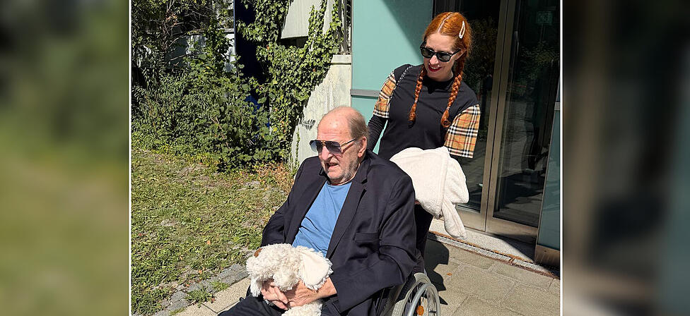 Ralph Siegel (80) wird von Ehefrau Laura (43) aus der Klinik abgeholt. Die ESC-Legende sitzt im Rollstuhl und h&auml;lt in den H&auml;nden Stofftier Hazy, welches an den verstorbenen Hund erinnert.