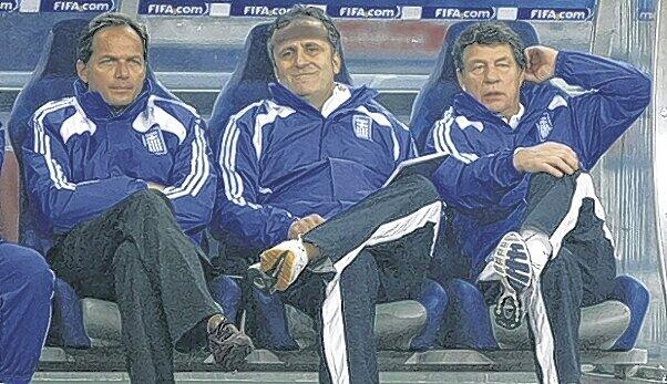 Geballte Ratlosigkeit: Otto Rehhagel (rechts) mit seinen Assistenten beim 0:0 gegen die Ukraine.Foto: firo/Augenklick