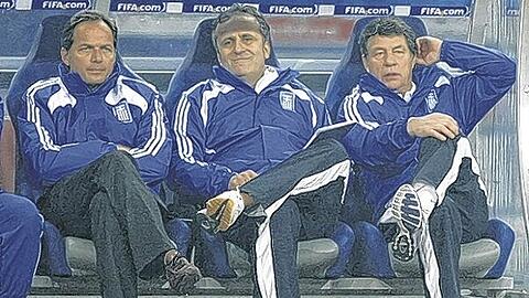 Geballte Ratlosigkeit: Otto Rehhagel (rechts) mit seinen Assistenten beim 0:0 gegen die Ukraine.Foto: firo/Augenklick