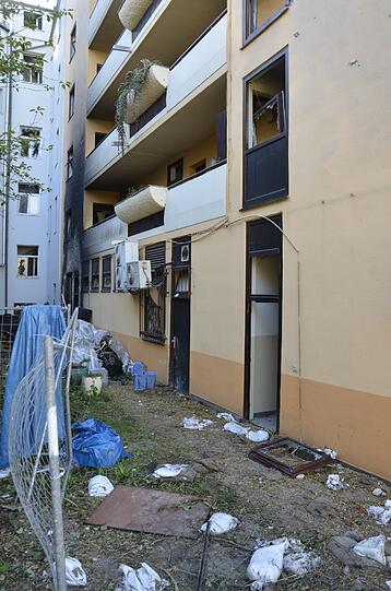 Schwabing am Tag nach der Bombensprengung: Die Spuren der Detonation sind deutlich zu erkennen, teilweise hat sie schwere Schäden verursacht. Derzeit werden die Schäden an den Gebäuden der Umgebung erfasst.