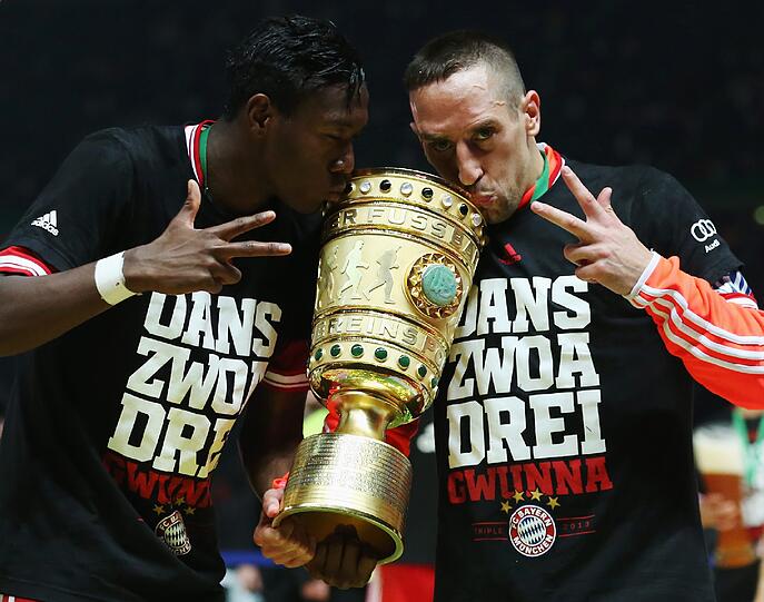 Schon zuvor feierte der Rekordmeister im Berliner Olympiastadion den Sieg im DFB-Pokalfinale gegen den VfB Stuttgart