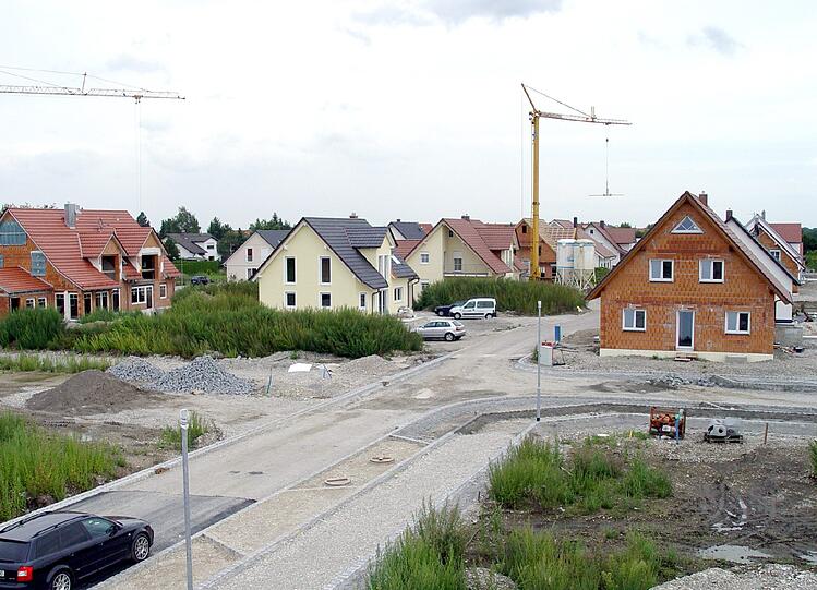 Wer sind die Nachbarn? Auch das Wohnumfeld ist neben dem finanziellen Aspekt ein entscheidender Faktor, wenn es um den Kauf eines Grundstückes geht.