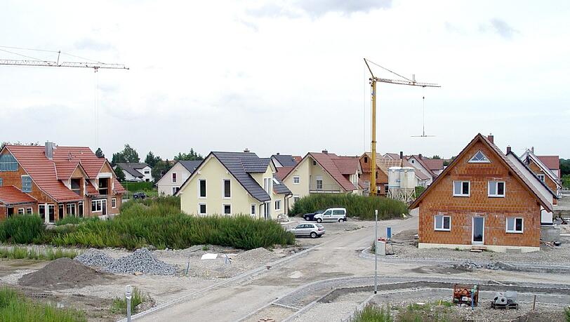 Wer sind die Nachbarn? Auch das Wohnumfeld ist neben dem finanziellen Aspekt ein entscheidender Faktor, wenn es um den Kauf eines Grundstückes geht. Wer sind die Nachbarn? Auch das Wohnumfeld ist neben dem finanziellen Aspekt ein entscheidender Faktor, wenn es um den Kauf eines Grundstückes geht.