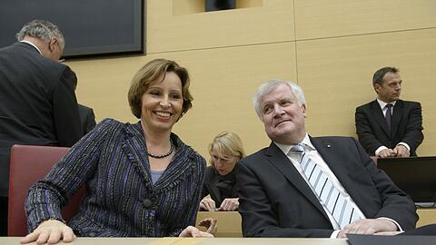 Haderthauer und Seehofer: Was wusste der Ministerpräsident über die Geschäfte seiner Ministerin?