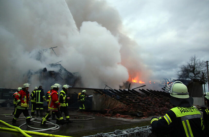 In Straßham ist eine Lagerhalle vollständig abgebrannt. Die Bilder vom Feuerwehr-Großeinsatz.