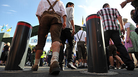 Sie verrichten ruhig ihren Anti-Terror-Dienst: Das Oktoberfest wird bereits mit Pollern und anderen Sperren geschützt.
