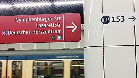 Neue Hinweise: Wer auf der U-Bahn kommt, bekommt an der  nun den Weg zum 153er-Bus gezeigt.