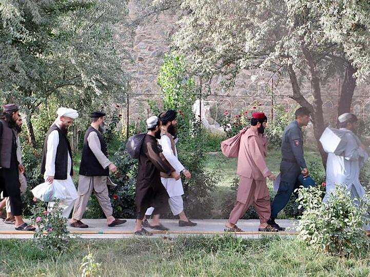 Taliban-Gefangene werden aus der Haftanstalt Pol-e Tscharchi in Kabul entlassen.